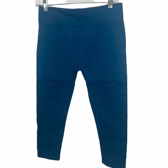 Fabletics Teal Capri Embroidered Leggings. - Picture 1 of 8